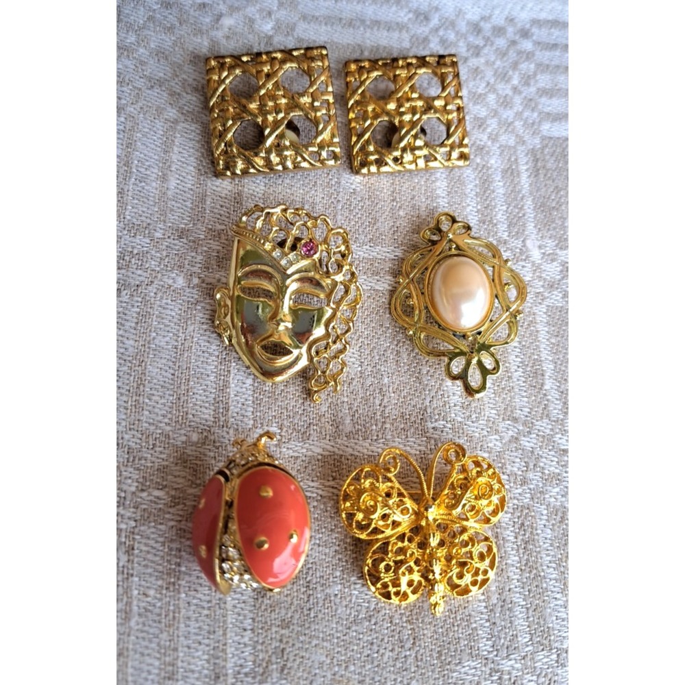 Women's Gold Tone Set Of 4 Brooches And One Clip On Earrings‎ Unbranded